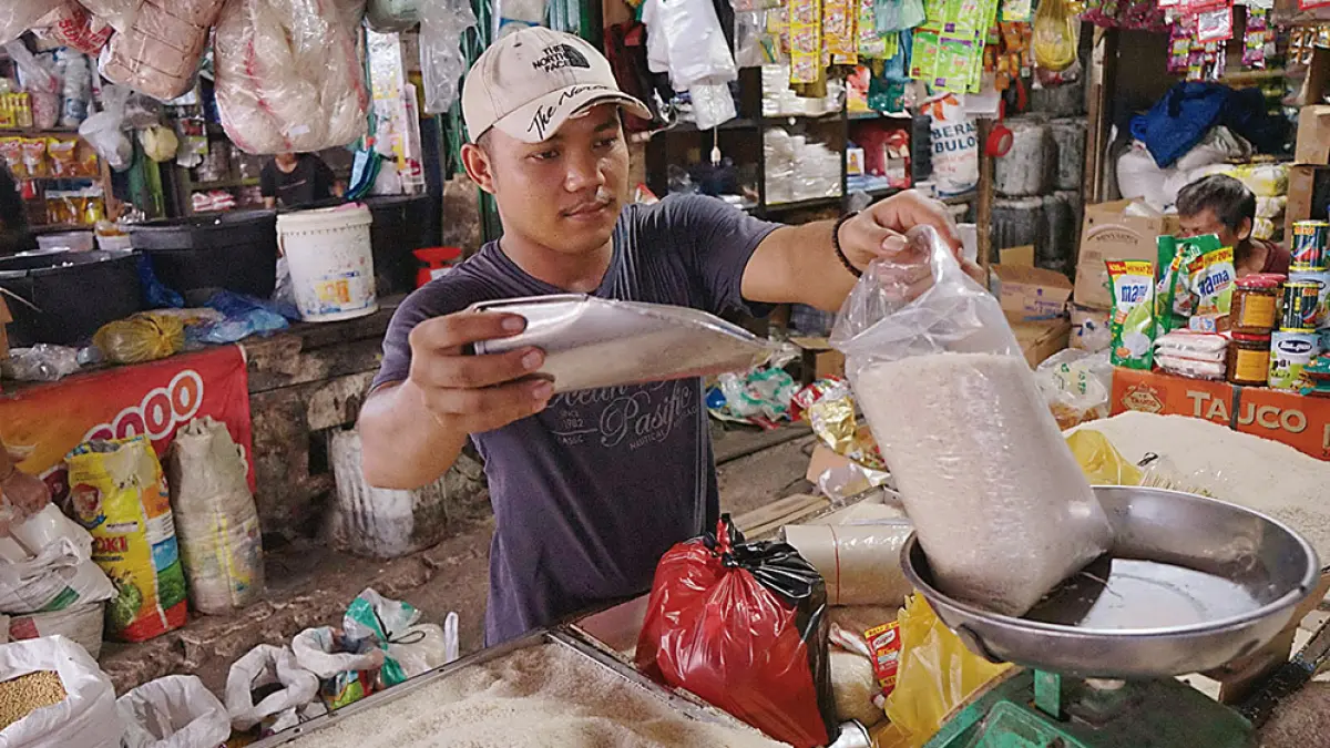 Pedagang menimbang beras yang dijualnya di Pasar Jalan Teratai, Kota Pekanbaru, beberapa waktu lalu.  TPID Riau memperkuat implementasi strategi stabilisasi harga pangan melalui implementasi Kerja Sama Antar Daerah (KAD) dengan Provinsi Sumatera Utara. (EVAN GUNANZAR/RIAU POS)