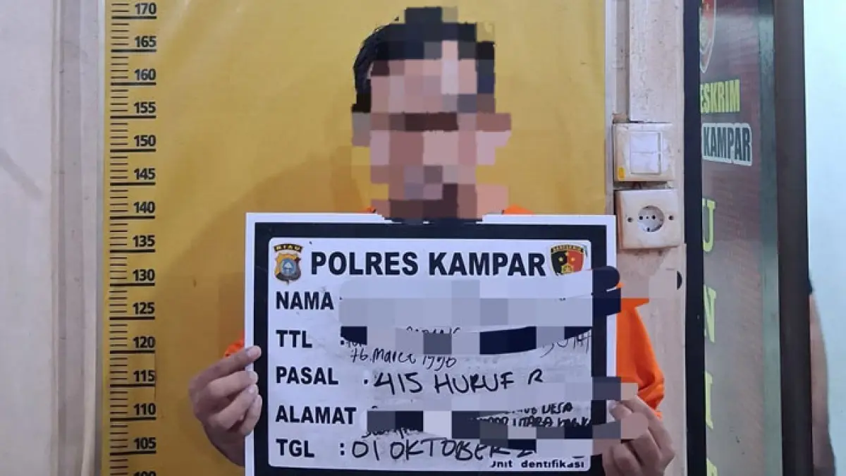Polres Kampar menangkap seorang mantan kepala sekolah berinisial R (30), yang diduga melakukan kekerasan seksual terhadap sejumlah murid di salah satu sekolah dasar (SD) di Kecamatan Tambang, Kabupaten Kampar, Kamis (1/10/2026). (Humas Polres Kampar untuk Riaupos.co)
