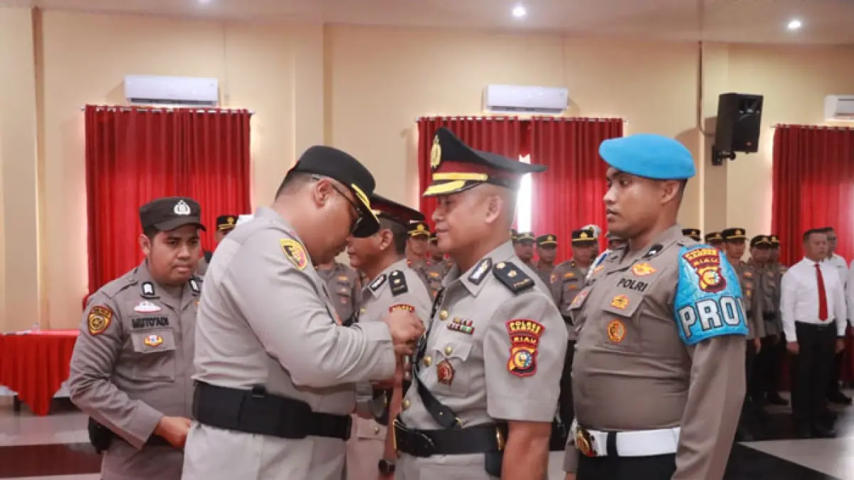 Kapolres Kampar AKBP Boby Putra Ramadhan Sebayang memimpin upacara serah terima Jabatan (Sertijab) Kapolsek Kampar Kiri dari Kompol Rusyandi Z kepada Kompol Nurman di Aula Sanika Satyawada, Polres Kampar, Jumat (2/10/2026). (Humas Polres Kampar untuk Riaupos.co)
