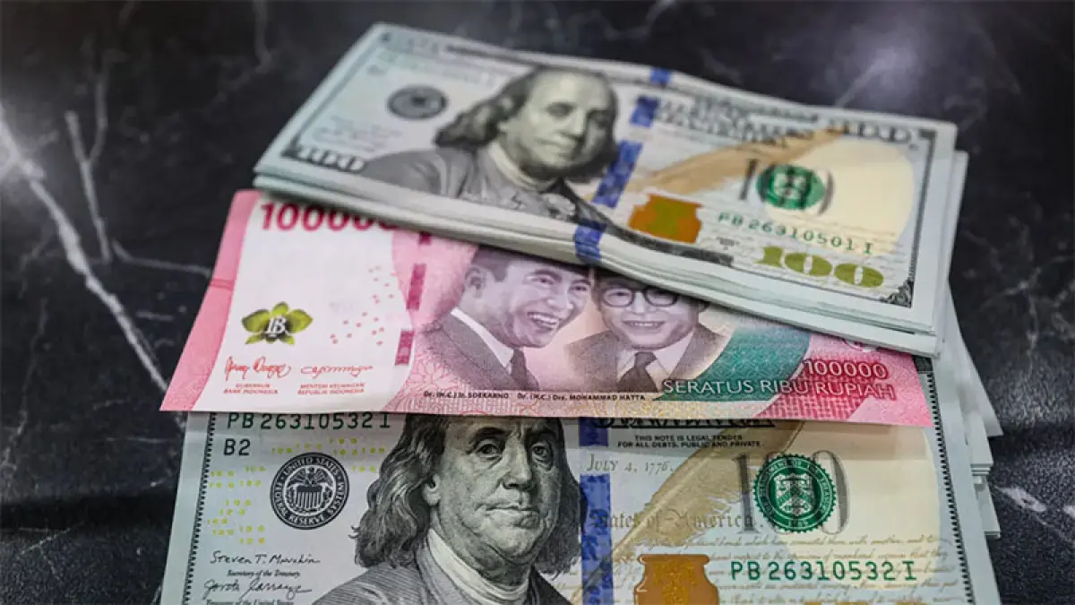 Ilustrasi mata uang dolar AS dan rupiah di salah satu gerai penukaran mata uang asing di Jakarta. (Salman Toyibi/Jawa Pos)