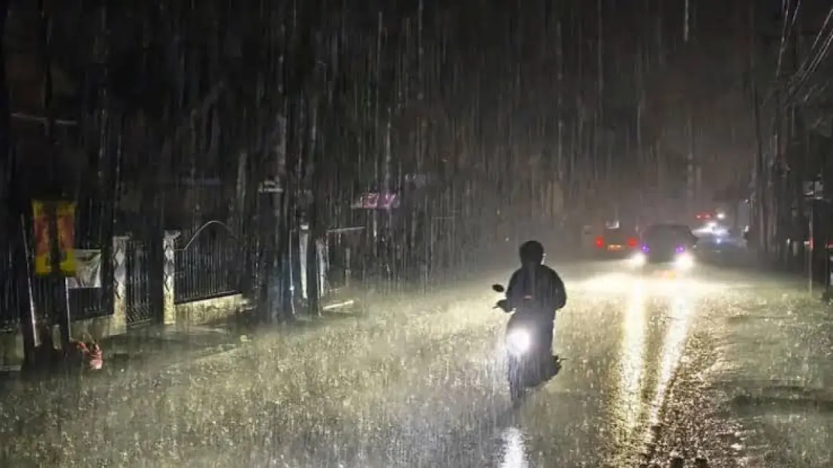 Ilustrasi pengendara sepeda motor melintas di bawah guyuran hujan deras. (Dok Riaupos.co)