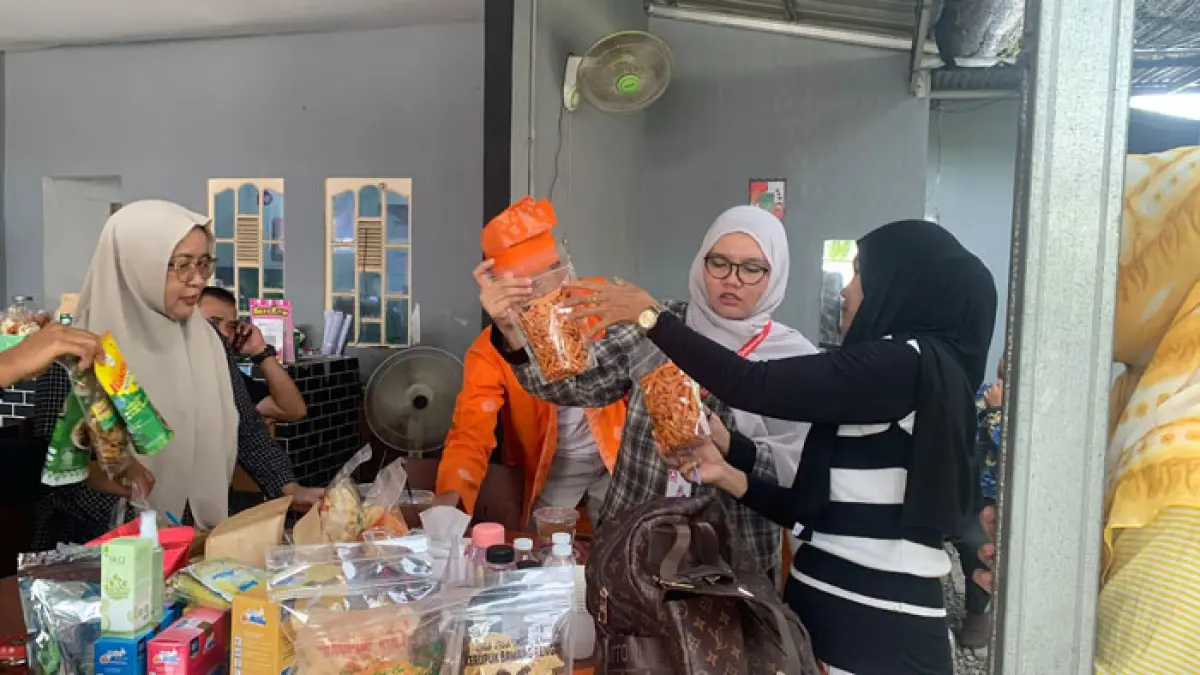 Kurasi produk-produk UMKM oleh Alfamidi agar bisa masuk pasar modern. (Istimewa)