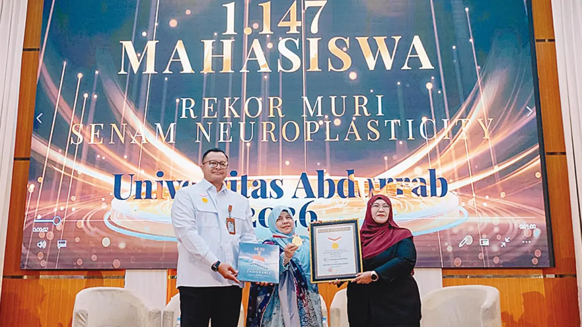 REKOR MURI: Direktur Marketing MURI Awan Rahargo menyerahkan sertifikat Rekor MURI Senam Neuroplasticity Terbanyak kepada Pembina Yayasan Abdurab Dr dr Susiana Tabrani MPd didampingi Rektor Univrab Prof Susi Endrini SSi MSc PhD, Kamis (1/10/2026). (UNIVERSITAS ABDURRAB untuk RIAU POS)