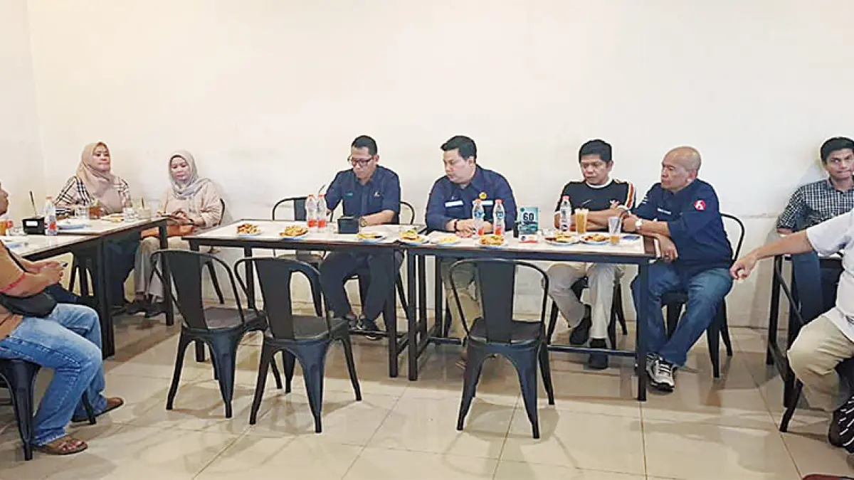 Suasana diskusi insan pers dengan pihak SKK Migas dan PT EMP Bentu berlangsung dengan santai dan lancar di Candu Khupi, Jalan Arifin Achmad, Pekanbaru, Kamis (1/10/2026). (YOSE RIZAL/RIAU POS)