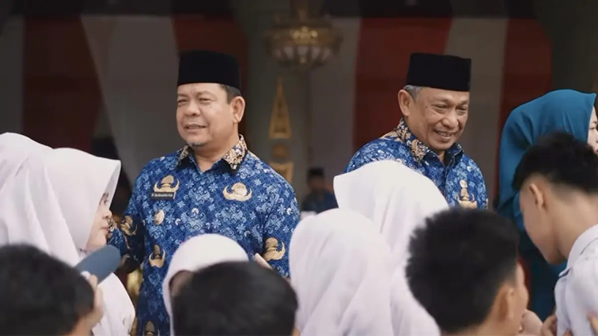 SALAMI SISWA: Bupati Rohul Anton didampingi Wabup H Syafaruddin Poti menyalami siswa usai bertindak sebagai Inspektur Upacara Peringatan Hari Kesaktian Pancasila tingkat kabupaten di halaman Kantor Bupati Rohul, Kamis (1/10/2026). (DISKOMINFO ROHUL UNTUK RIAU POS)