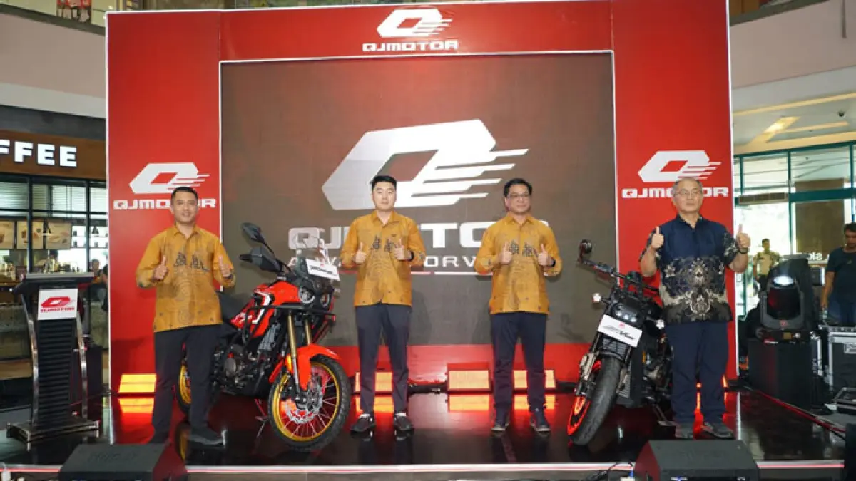 President Director QJMotor Indonesia Felix Huang dan Direktur Utama PT Agung Jaya Motorperkasa, Agung Prayoga (tengah), didampingi jajaran, memperkenalkan lini sepeda motor andalam QJMotor di Mal SKA Pekanbaru pada Jumat (2/10/2026). (Hendrawan Kariman/Riaupos.co)