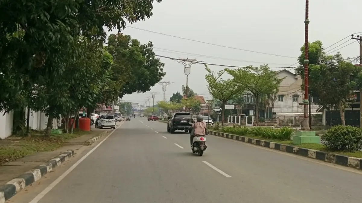 Asap masih terlihat agak pekat menyelimuti Kuansing, Sabtu (3/10/2026).(Desriandi Candra/Riaupos.co)