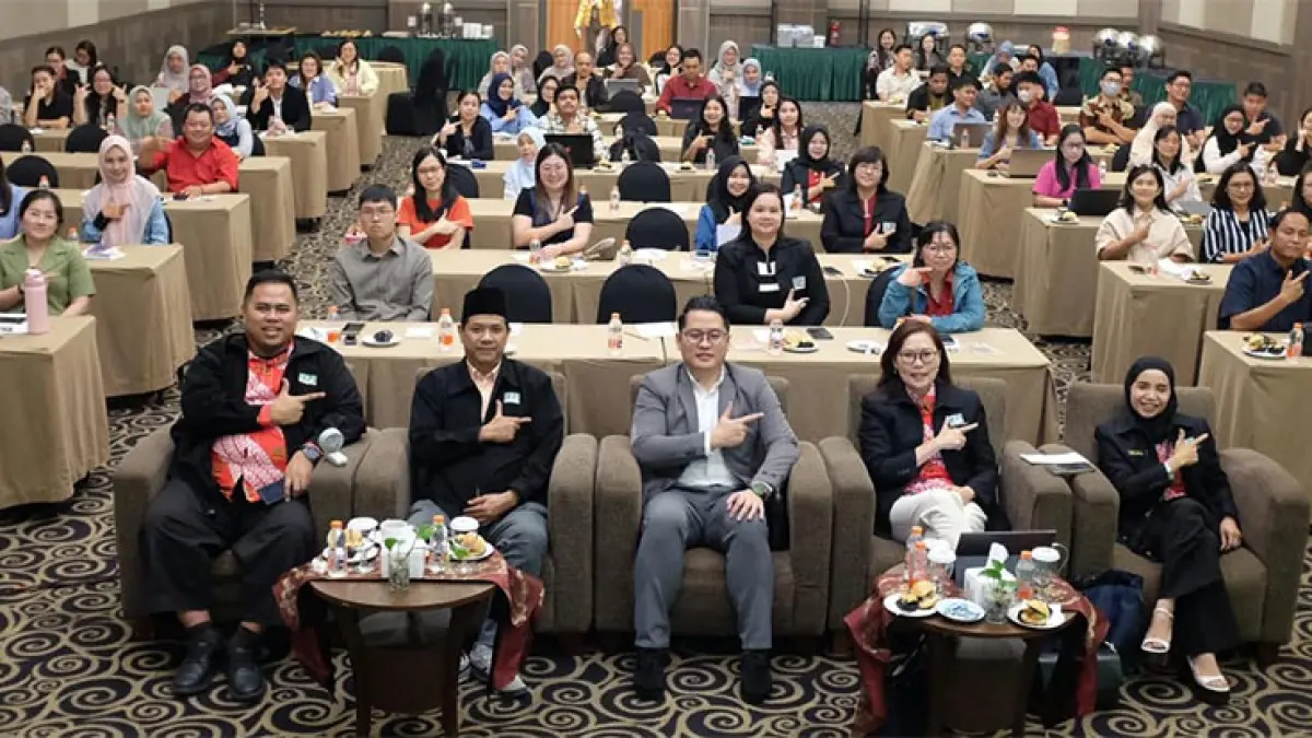 Ketua Departemen Pengembangan Organisasi Pengurus Pusat IKPI Lilisen didampingi Sekretaris IKPI Pengda Sumbagteng Narpika Yendra, foto bersama narasumber Daniel Belianto dan peserta seminar perpajakan di Hotel Pangeran Pekanbaru, Sabtu (3/10/2026). Prapti Dwi Lestari