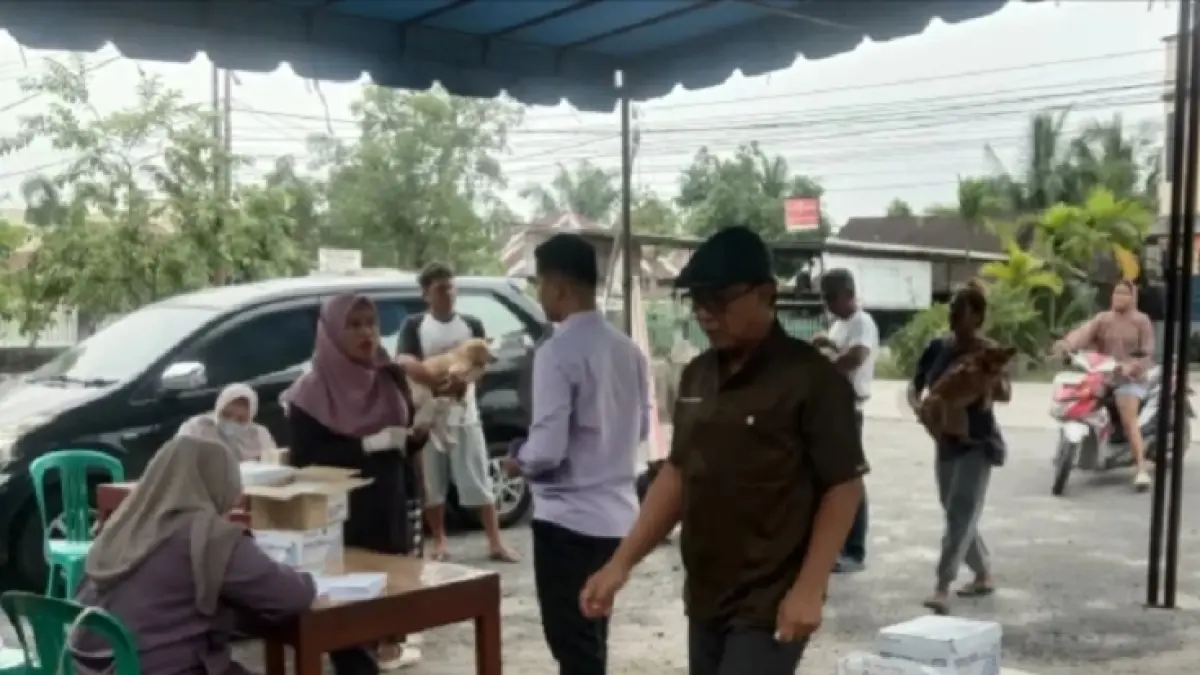 Para pemilik hewan peliharaan di Kecamatan Pinggir aktif melaksanakan vaksin terhadap hewan peliharaan mereka, baru-baru ini.(Istimewa)