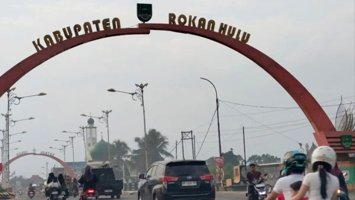 Sejumlah warga beraktivitas di luar rumah tanpa menggunakan masker saat kabut asap menyelimuti Kota Pasirpengaraian, Kabupaten Rohul, baru-baru ini. Kondisi tersebut menjadi perhatian di tengah meningkatnya kasus ISPA, baru-baru ini. (Engki Prima Putra/Riaupos.co)