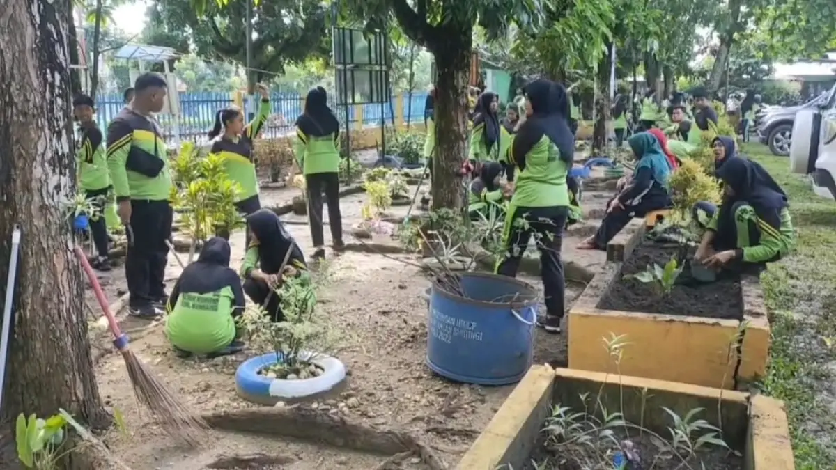 Siswa-siswi SMPN 6 Teluk Kuantan Kecamatan bergotong-royong membersihkan taman sekolah, belum lama ini. DESRIANDI CHANDRA/RIAU POS 
Siswa-siswi SMPN 6 Teluk Kuantan Kecamatan bergotong-royong membersihkan taman sekolah, belum lama ini. DESRIANDI CHANDRA/RIAU POS