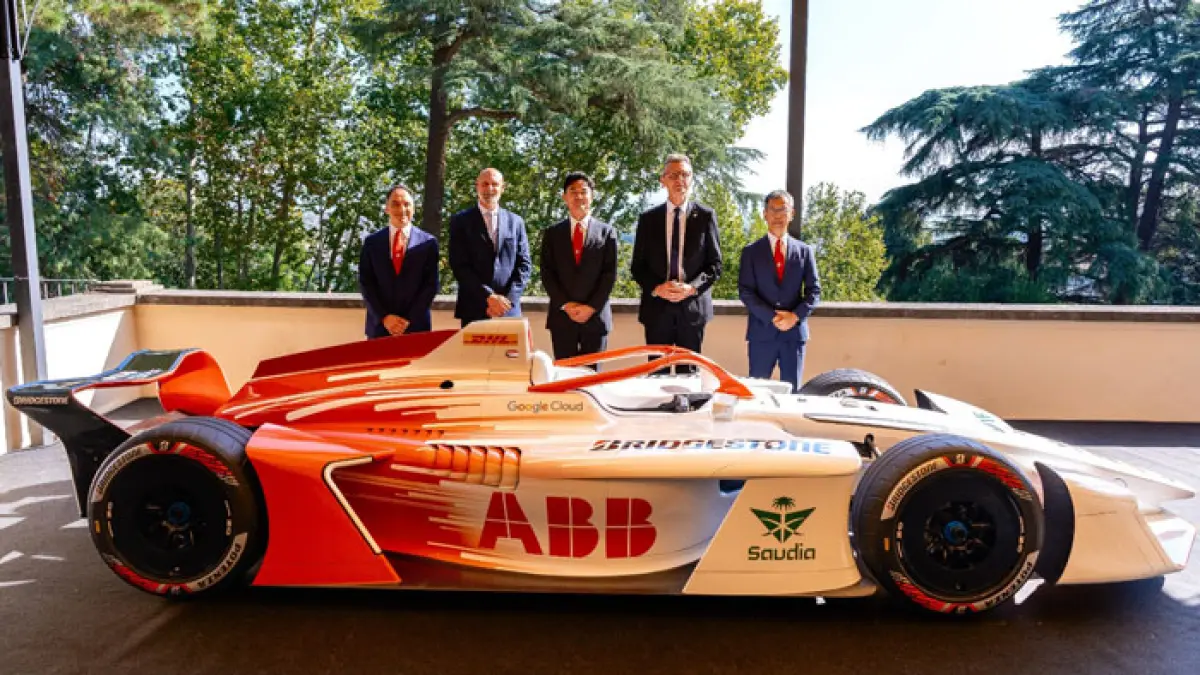 (ki-ka) Emilio Tiberio (WEST CTO, Bridgestone), Jeff Dodds (CEO, Formula E), Yasuhiro Morita (Global CEO and Representative Executive Officer, Bridgestone), Marek Nawarecki (Senior Circuit Sport Director, FIA), Hiroshi Imai (Executive Officer, CPO and Head of Global Motorsports, Bridgestone) pada acara Global Bridgestone Formula E Launch di Roma, Italia (30/9/2026). (Istimewa)