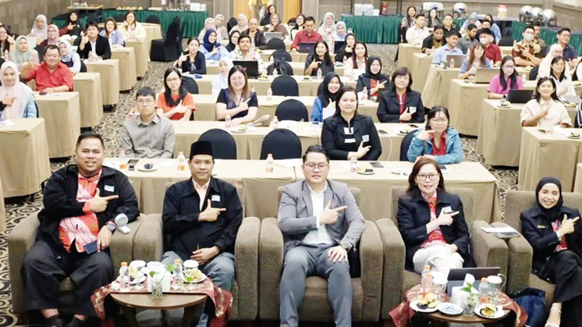 SEMINAR: Ketua Departemen Pengembangan Organisasi Pengurus Pusat Ikatan Konsultan Pajak Indonesia (IKPI) Lilisen SE SH MAk MH BKP (dua kanan) didampingi Sekretaris IKPI Pengda Sumbagteng Narpika Yendra SPd SH MAk MH BKP (kanan) duduk bersama narasumber Daniel Belianto SIA MA (tengah) dan peserta seminar perpajakan di Hotel Pangeran Pekanbaru, Sabtu (3/10/2026). (Prapti Dwi Lestari)