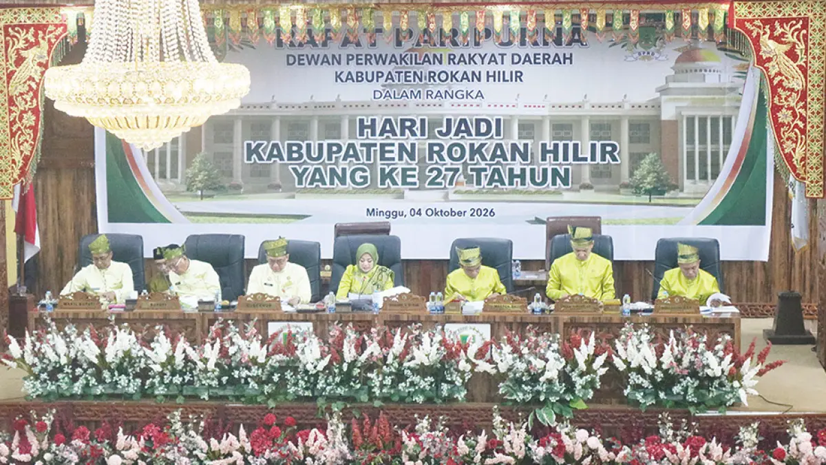 Ketua DPRD Rohil Ilhammi STrKep memimpin rapat paripurna istimewa didampingi Wakil Ketua Maston SH, Imam Suroso SE dan Basiran Nur Efendi SE MIP, serta Sekdaprov Syahrial Abdi, Bupati Rohil H Bistamam dan Wabup Rohil Jhony Charles BBA MBA, Ahad (4/10/2026). (Zulfadhli/foto adv)