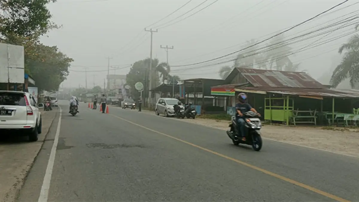 Asap pekat menyelimuti Kuansing, Senin (5/10/2026). Disdikpora pun mengeluarkan libur selama dua hari. Foto Desriandi Candra