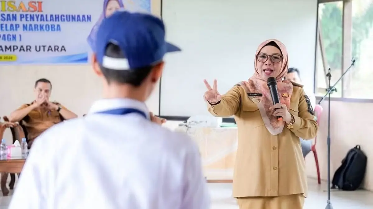 Wakil Bupati Kampar sekaligus Ketua Badan Narkotika Kabupaten (BNK) Kampar Misharti membuka Sosialisasi Pencegahan dan Pemberantasan Penyalahgunaan dan Peredaran Gelap Narkoba (P4GN) di UPT SMPN 1 Kampar Utara, Senin (5/10/2026).(Diskominfo untuk Riaupos.co)