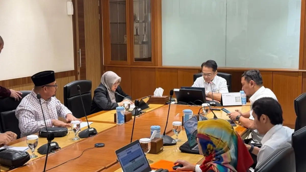 Bupati Siak Afni Z, TAPD, Ketua DPRD Siak Indra Gunawan, Banggar dan sejumlah anggota DPRD Siak bertemu Pelaksana Tugas (Plt) Dirjen Perimbangan Keuangan Kemenkeu Nufransa Wira Sakti (kemeja putih), membahas anjloknya proyeksi Dana Bagi Hasil (DBH) Migas Kabupaten Siak. di lantai 9 gedung Kemenkeu Jakarta, Senin (5/10/2026).(Istimewa)