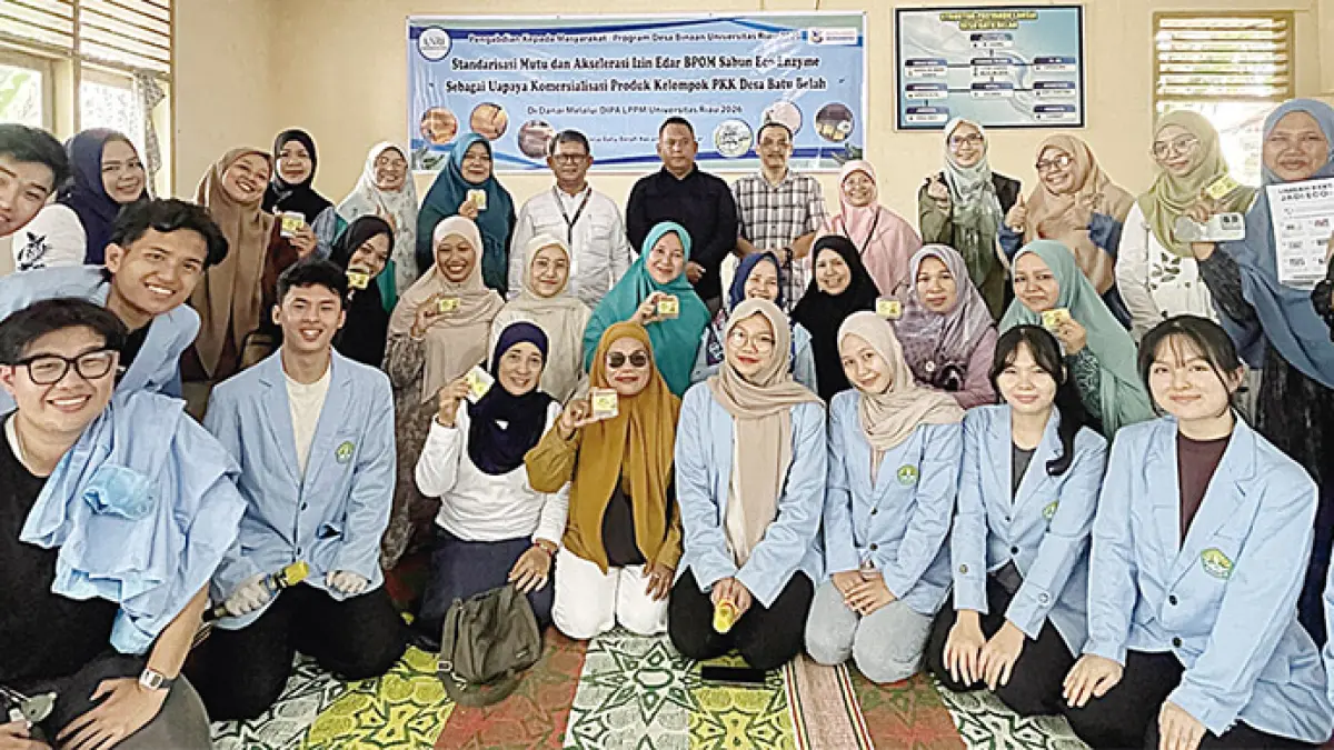 Tim Pengabdian Program Desa Binaan Universitas Riau yang diketuai Chairul ST MT foto bersama Sekretaris Desa Batu Belah Wahyu Affandi SHut, Ketua PKK Leni Darsi, petugas Posyandu Desa Batu Belah, mahasiswa Kukerta Fakultas Hukum Unri 2026, serta mahasiswa D3 Teknologi Pulp dan Kertas Unri usai kegiatan pendampingan produksi sabun padat eco enzyme di ruang Serba Guna Desa Batu Belah, Sabtu (3/10/2026). (Unri untuk Riau Pos)