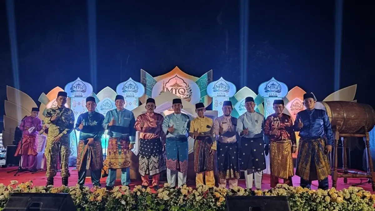 Sekda Mahadar foto bersama pengurus LAM Siak, tokoh masyarakat, anggota DPRD Riau Muhtarom, anggota DRPD Siak Sujarwo, Camat Siak Edi Posman, dan Forkopimda di astaka usai pembukaan MTQ ke-25 Kecamatan Siak di Lapangan Sepakbola Langkai, Senin (5/10/2026) malam.(Istimewa)