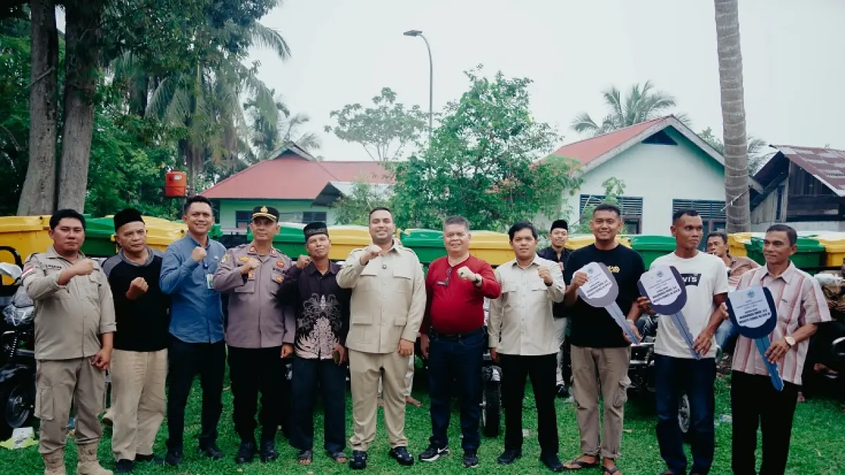 Anggota Komisi XII DPR RI, Muhammad Rohid bersama Direktorat KLH RI, Pj Sekda Drs Muradi MSi, Plt Kadis DLH Kuansing Dody Fitrawan, anggota DPRD Kuansing Reky Fitro menyerahkan bantuan pengelola sampah pada sejumlah desa di Kecamatan Kuantan Mudik dalam kunjungannya, Jumat (2/10/2026) kemaren. (Gerindra Kuansing)