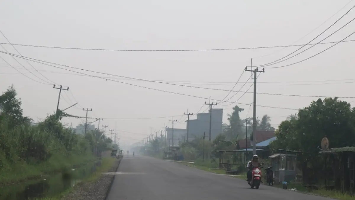 Kabut asap bertambah tebal, terlihat di ruas jalan Pelabuhan Baru, Bagansiapiapi, Selasa (6/10/2026). (Zulfadhli/Riaupos.co)