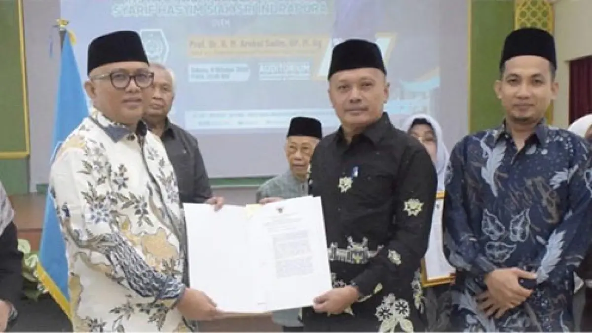 Penyerahan SK Menteri Agama oleh Sekretaris Direktorat Jenderal Pendidikan Islam Kemenag, Prof Dr Askal Salim GP kepada Pembina Yayasan Hubbul Wathan Kabupaten Siak Jusfrizal SPt MT, di Auditorium Lantai 4 Yayasan Diniyyah Pekanbaru, Selasa (6/10/2026). (Istimewa)