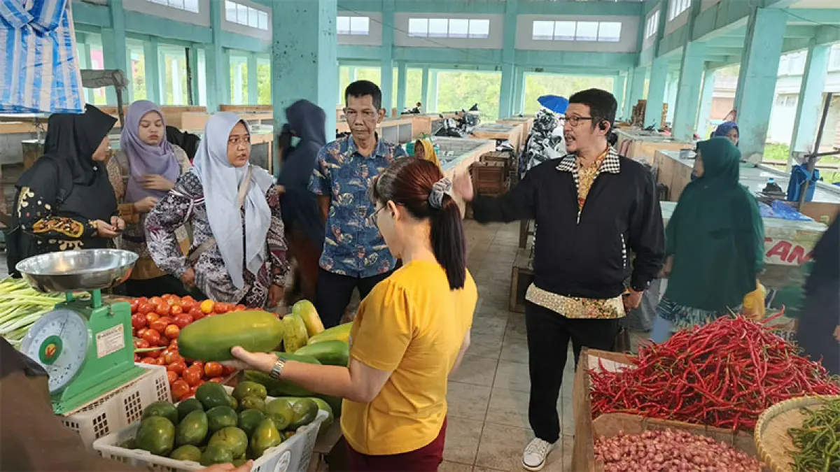 Jajaran Dinas Perdagangan Kepulauan Meranti lakukan pemantauan harga di lapangan beberapa hari yang lalu. (Istimewa)