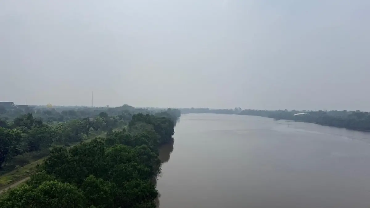 Kabut asap tipis di Sungai Siak, terlihat dari Jembatan Tengku Agung Sultanah Latifah, Rabu (7/10/2026).(Monang Lubis/Riaupos.co)