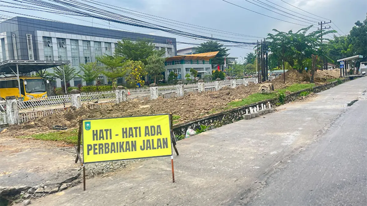 Pekerjaan pelebaran Jalan HR Soebrantas Pekanbaru oleh Dinas PUPR Riau. Ft Soleh Saputra