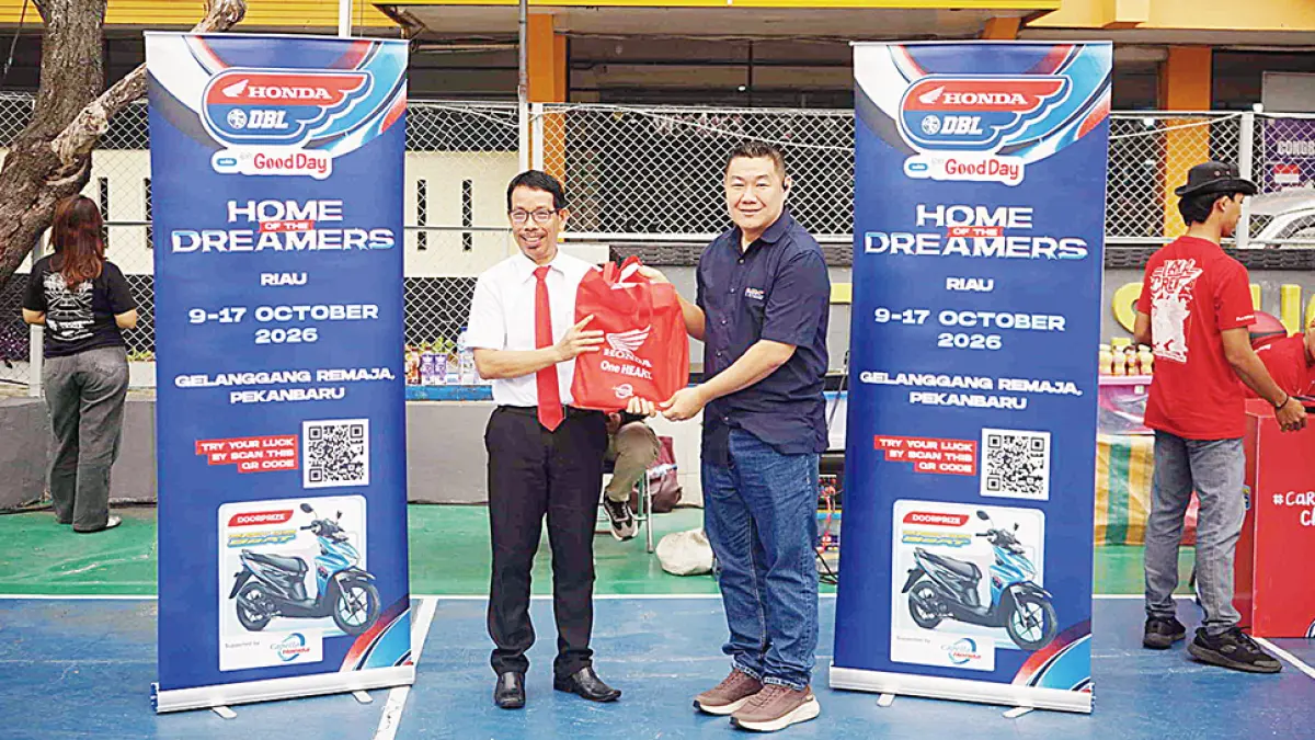 Promotion Section Head PT Capella Dinamik Nusantara Hariyanto Budhiman menyerahkan cendera mata kepada Koordinator Umum Sekolah Witama Sampe Samosir SPd saat roadshow Honda DBL with Kopi Good Day 2026 Riau di  SMA Witama Pekanbaru, Selasa (6/10/2026). (EVAN GUNANZAR/RIAU POS)