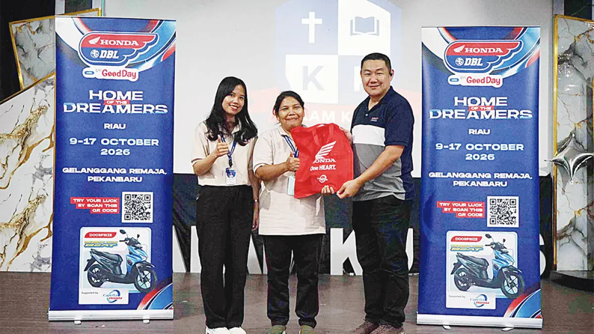 Promotion Section Head PT Capella Dinamik Nusantara Hariyanto Budhiman menyerahkan cendera mata kepada Kepala SMA Kalam Kudus Pekanbaru Jojor Gustmainar (tengah) didampingi Waka Kesiswaan  Novia Silalahi saat roadshow Honda DBL with Kopi Good Day 2026 Riau di Pekanbaru, Rabu (7/10/2026). (EVAN GUNANZAR/RIAU POS)