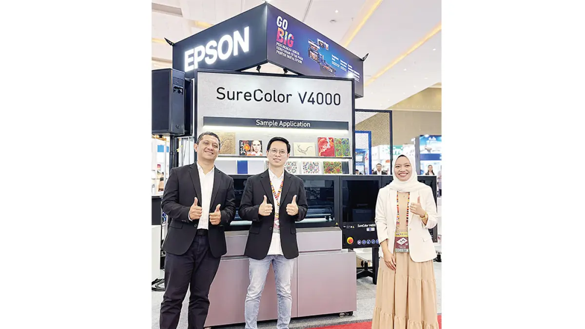 Assistant Manager Presales Engineer  Epson Indonesia Virdyansas Priyo Pratomo (kiri), Head of Vertical Business Ario Aditya, dan Product Marketing SureColor Nuzul Quraini Diandra memamerkan V-4000 Printer UV flatbed A1+ terbaru Epson  di Jakarta, Rabu (7/10/2026). (JPG)