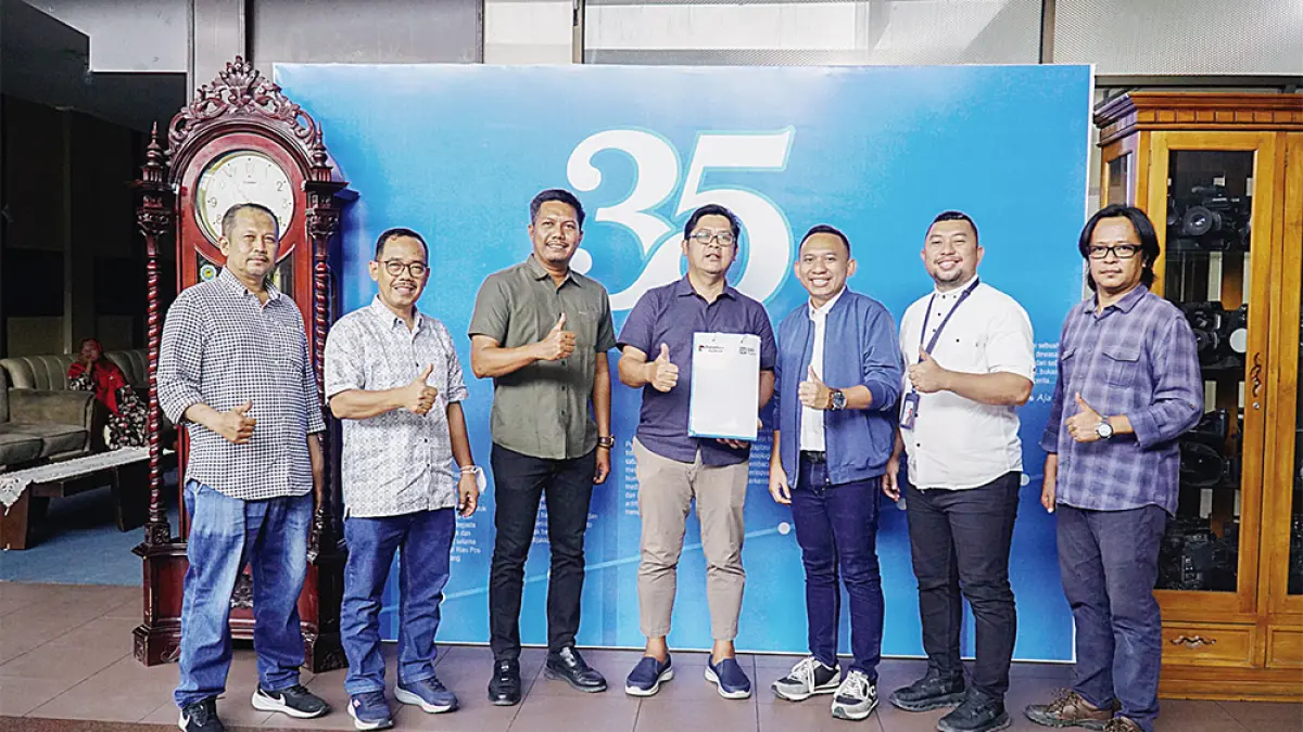 Direktur Utama Riau Pos Ahmad Dardiri (tengah), Corporate Secretary Group Head BRI Finance Aditia Fakhri Ramadhani (tiga kanan), Staff Corcom Dimas Triangga Rizki (dua kanan), Collection Head BRI Finance Rahmad Dani (tiga kiri), Direktur Bisnis Riau Pos Asmawi Ibrahim (dua kiri), Direktur Riau Pos Konten Koran dan Digital- Pemimpin Redaksi Riau Pos Firman Agus (kanan), dan Penanggungjawab Iklan Tengku Rasmin (kiri) berfoto bersama saat BRI Finance berkunjung ke redaksi Riau Pos, Rabu (7/10/2026). (MHD AKHWAN/RIAUPOS)