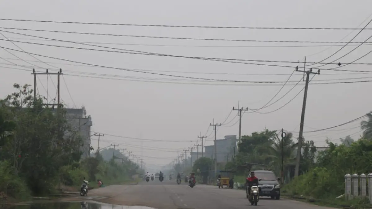 Kondisi kabut asap di Bagansiapiapi, pada Kamis (8/10/2026) siang. (Zulfadhli/Riaupos.co)