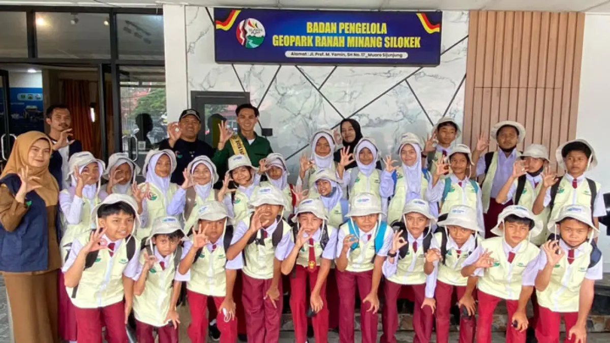 PT Pegadaian (Persero) Kantor Wilayah II Pekanbaru edukasi siswa melalui program School Goes To Geopark Information Center. (Istimewa)