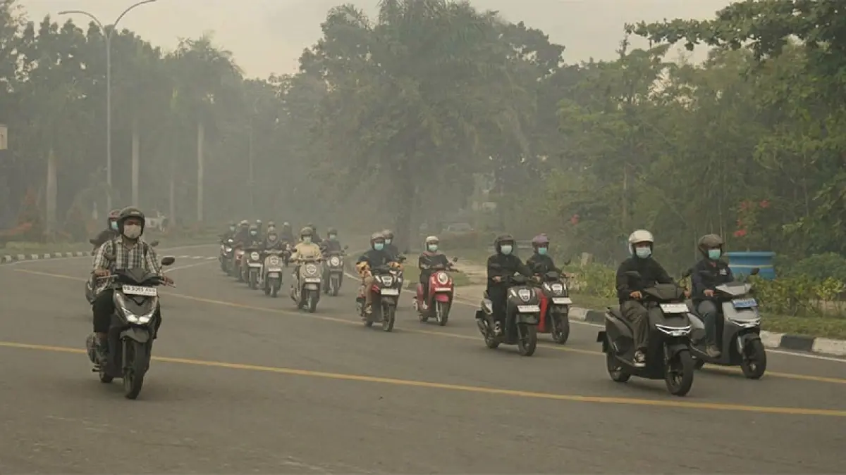 Suasana jalanan saat kabut asap. (Istimewa)