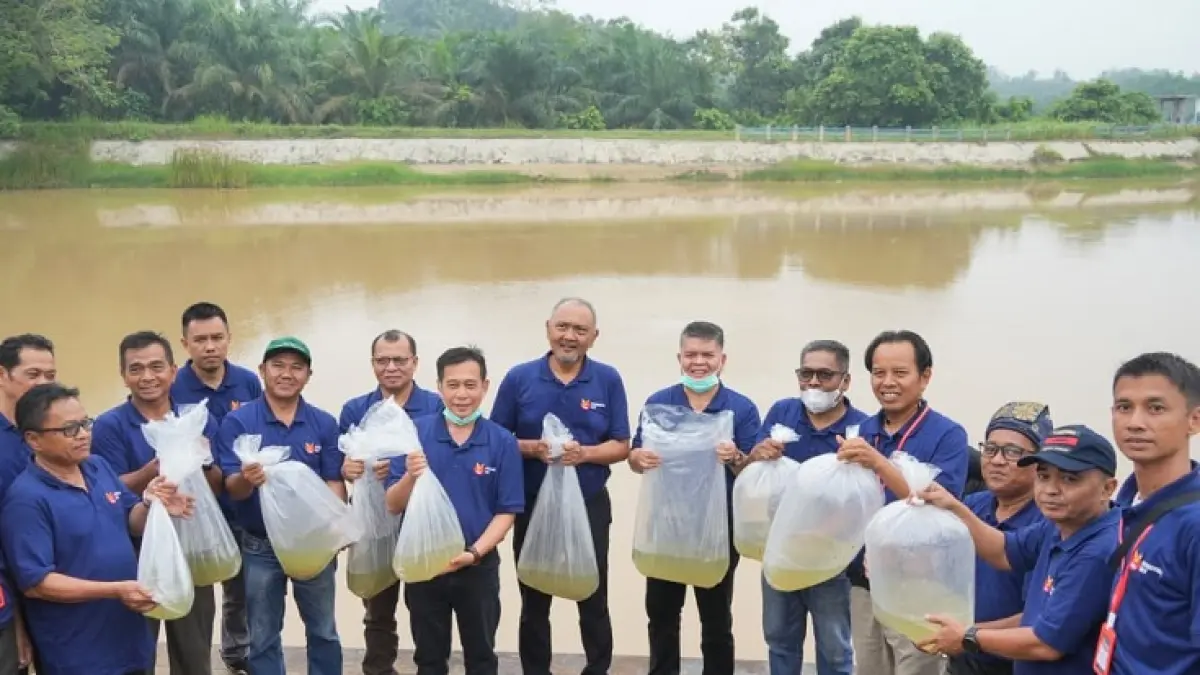 Pj Sekda Kuansing Drs Muradi MSi bersama GM Stakeholder Relations PT RAPP, Wan Moh Jakh Anza , Camat Benai Paimun Hendro menaburkan bibit ikan di Danau Rawang Udang Desa Talontam Kecamatan Benai dalam kegiatan Bakti Sosial PT RAPP, Sabtu (10/10/2026).(Istimewa)