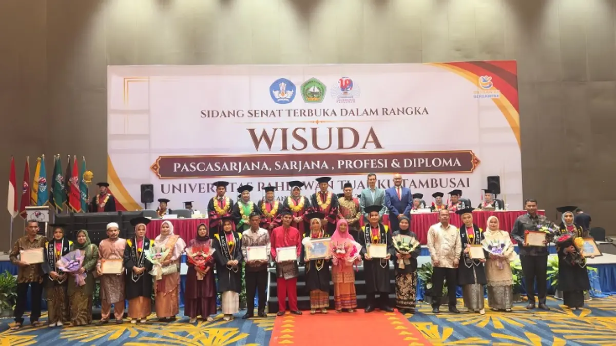 Rektor Universitas Pahlawan Tuanku Tambusai Prof Dr Amir Luthfi foto bersama  wisudawan yang lulusan terbaik pada Sidang Senat Terbuka Wisuda Pascasarjana, Sarjana, Profesi, dan Diploma Tahun Akademik 2026/2027 di Pekanbaru, Sabtu (10/10/2026).(UP untuk Riaupos.co)