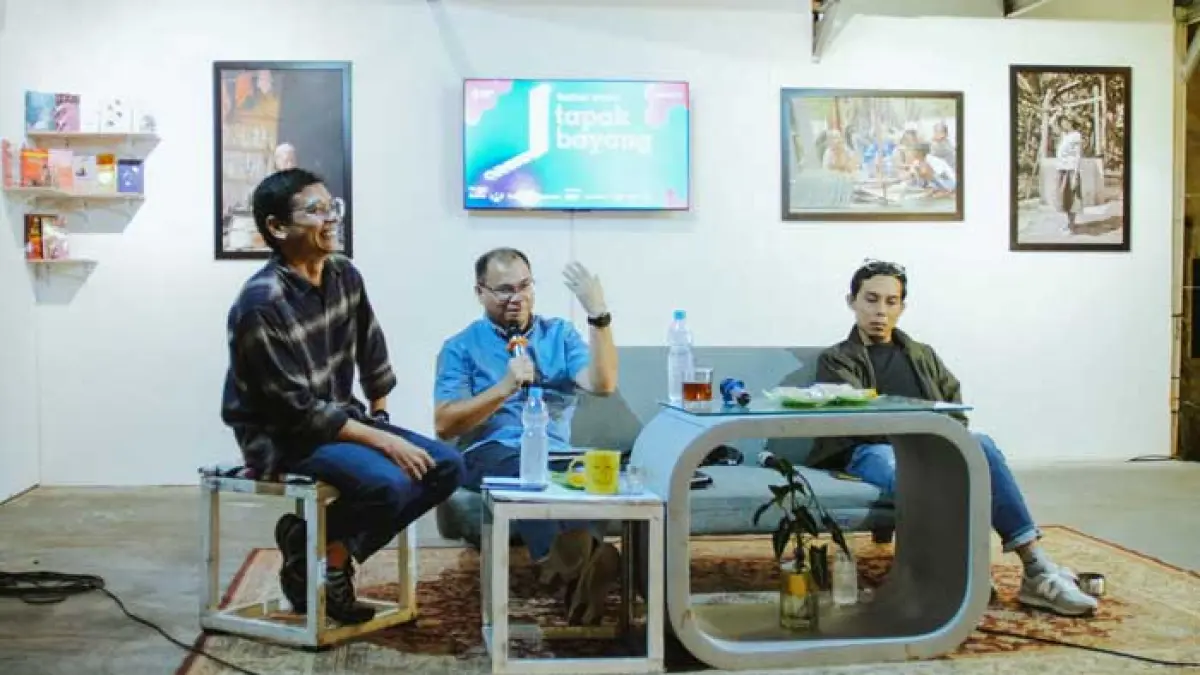 Kritikus sastra yang juga Rektor Universitas Lancang Kuning (Unilak) Prof Dr Junaidi (tengah) bersama sastrawan Esha Tegar Putra (kanan), dan moderator Pinto Anugrah (kiri), saat membedah buku kumpulan puisi Hantu Padang di Rumah Nonblok, Pekanbaru, Sabtu (19/9/2026).nonblok untuk riau pos