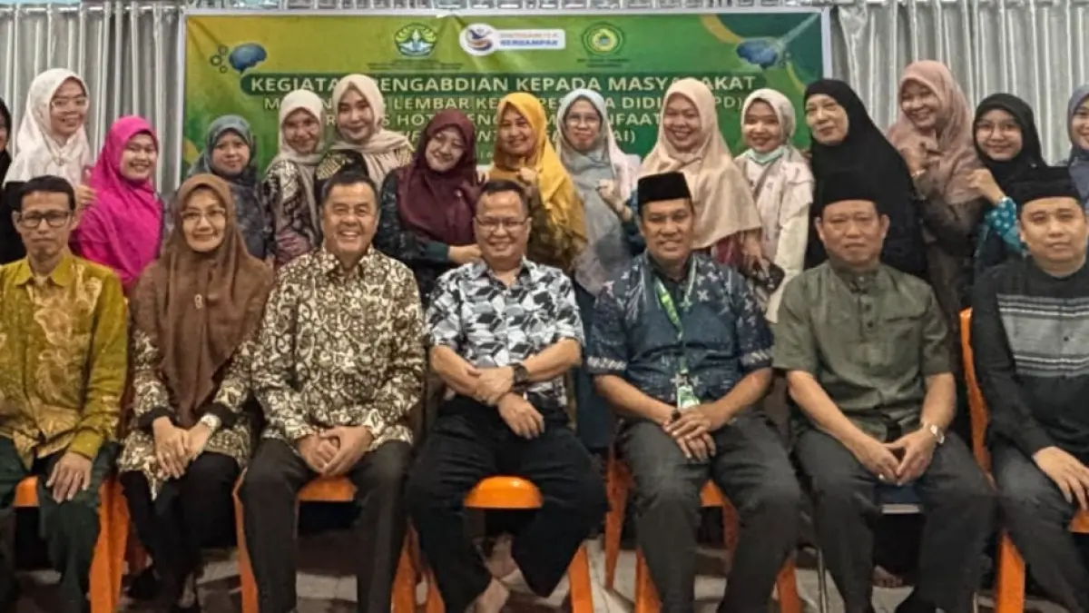 Koordinator Prodi MPE FKIP Unri Prof Dr Henny Indrawati, Narasumber PkM Prof Dr Caska, Prof Dr Suarman, Kepala Bidang Pendidikan Yayasan Nur Iman Ustadz Yasmar SSosI MPdI, Kepala MA Ustadz M Syarqowi SHI, dan Guru MA Darul Hikmah Kota Pekanbaru foto bersama usai PkM di MA Darul Hikmah Pekanbaru, Jumat (10/10/2026).( FKIP Unri untuk Riau Pos)