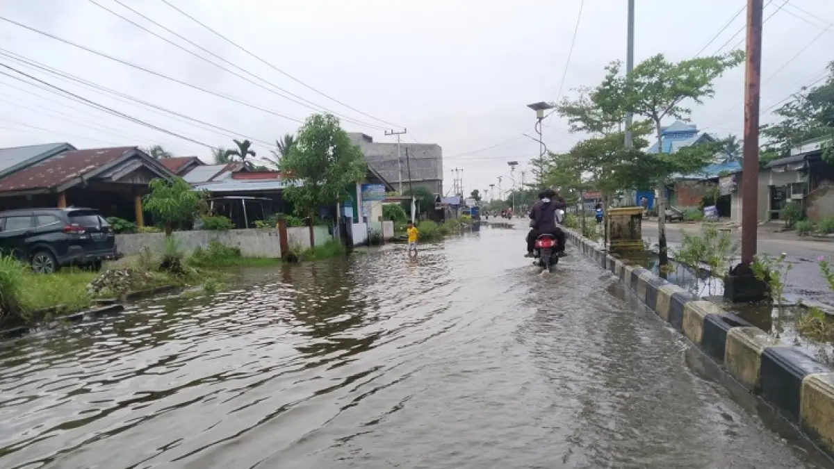 Genangan air muncul pasca hujan, di jalan Lintas Kecamatan-Batu Empat Bagansiapiapi, Senin (12/10/2026).(Zulfadhli/Riaupos.co).