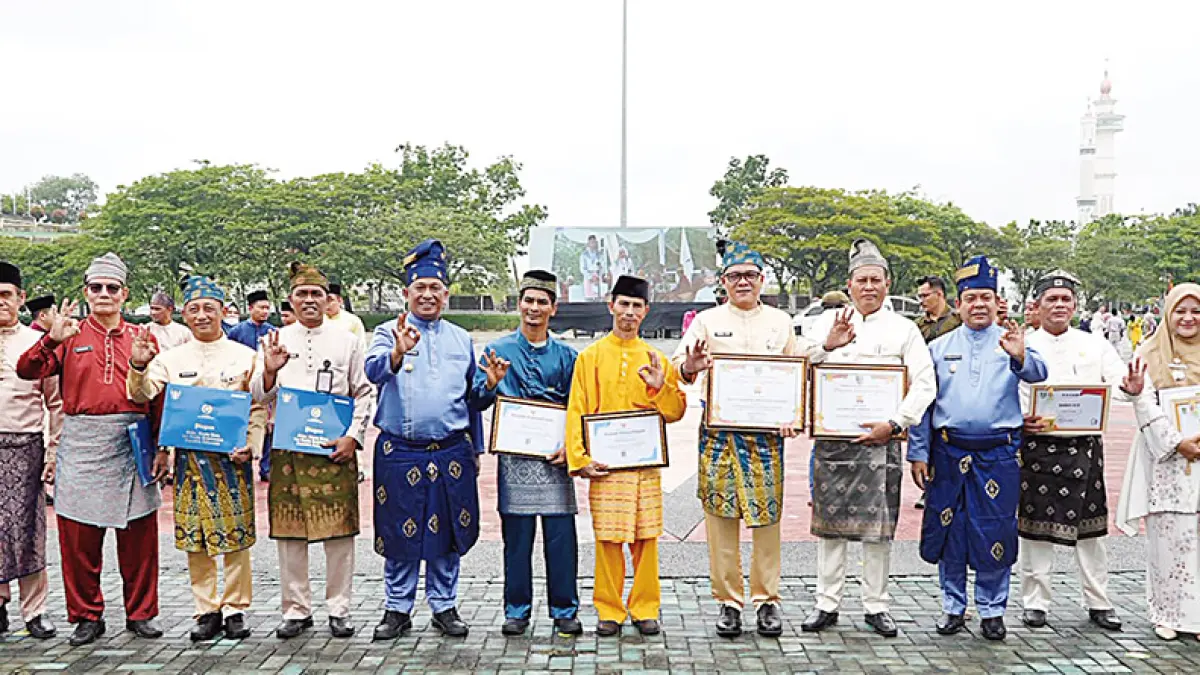 Bupati Rohul Anton bersama Wabup H Syafaruddin Poti foto bersama dengan penerima piagam penghargaan  tanda kehormatan Satyalancana Karya Satya dari Presiden RI dan pemenang lomba usai apel peringatan HUT ke-27 Kabupaten Rohul di halaman kantor bupati, Senin (12/10/2026). (Dinas Kominfo Rohul untuk Riau Pos)