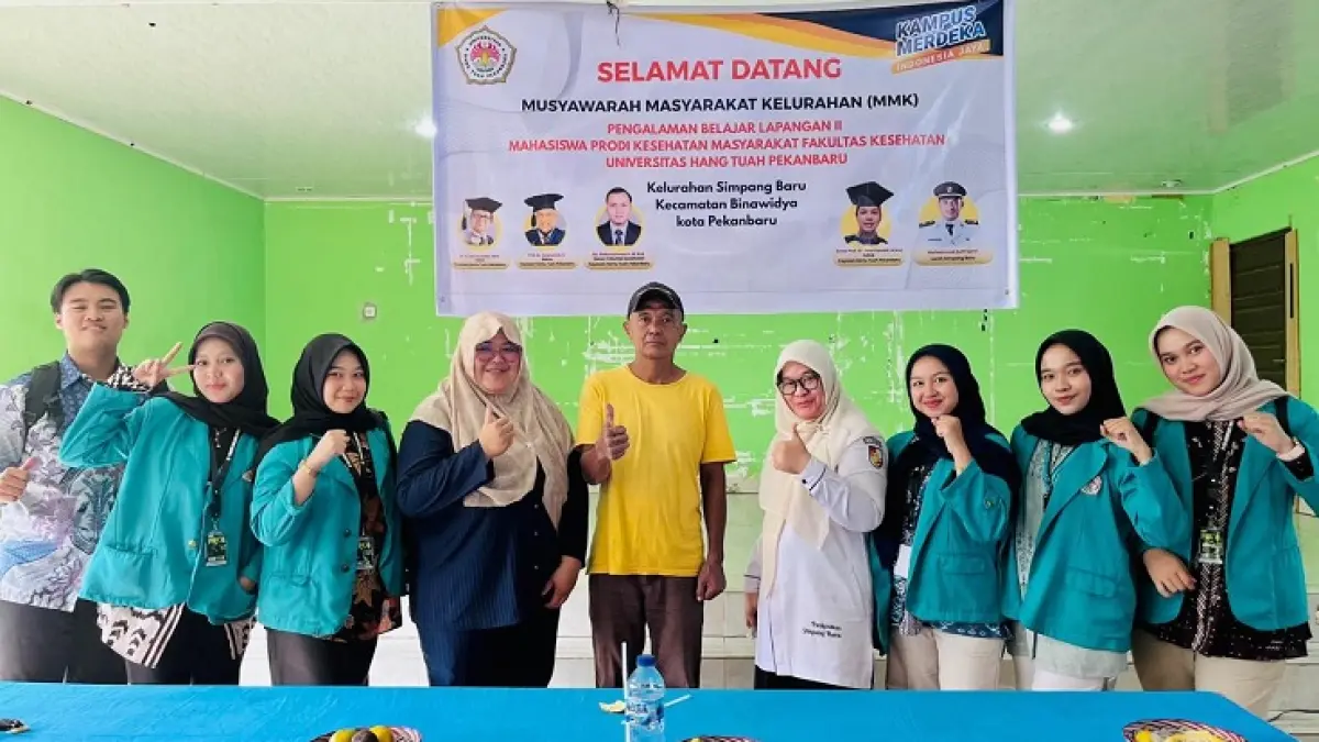 Mahasiswa PBL UHTP, Pembimbing Akademik Nila Puspita Sari  SKM MKM, Pembimbing Lapangan Rini Elvia AMK, Lurah Simpang Baru Muhammad Zulfi Sahri MPd dan Kepala UPTD Puskesmas Simpang Baru drg Hidayani foto bersama usai PBL, belum lama ini.(UHTP untuk Riau Pos)