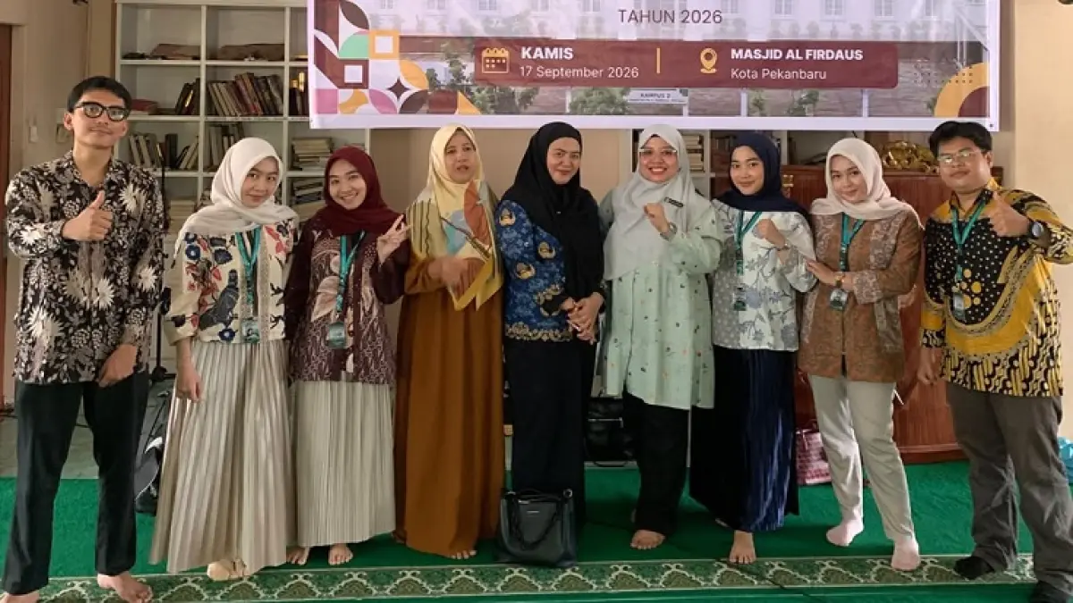 Mahasiswa PBL UHTP, Pembimbing Akademik Riri Maharani SKM MKes dan Pembimbing Lapangan Eldawati Amd Keb, Lurah Binawidya Ridho Surya Rizal SSTP MSi, Kepala Puskesmas Simpang Baru drg Hidayani dan Ketua RW 05 Maspar foto bersama usai penutupan PBL, belum lama ini.(UHTP untuk Riau Pos)