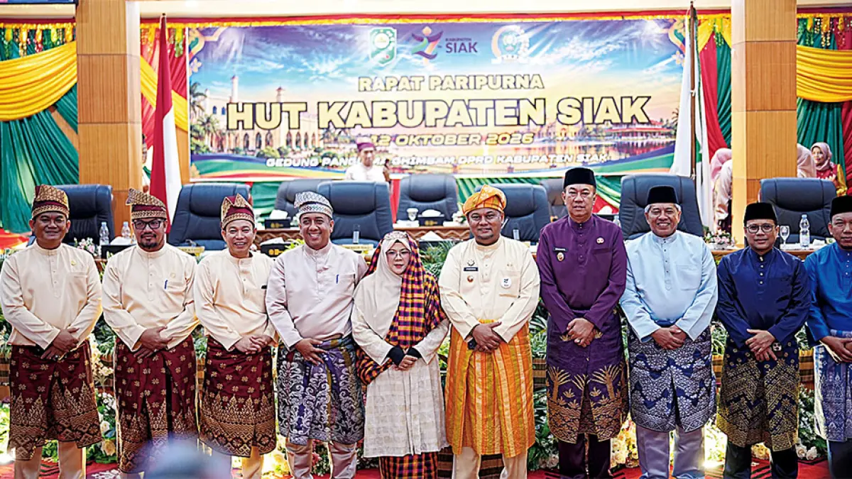 Ketua DPRD Siak Indra Gunawan (tiga kiri), Wakil Ketua I Syarif, Wakil Ketua II Laiskar Jaya, foto bersama Plt Gubri diwakili Kepala Dinas Tenaga Kerja dan Transmigrasi Riau Roni Rakhmat, Bupati Siak Afni Z, Wabup Siak Syamsurizal, Wabup Meranti Muzamil Baharudin, Alfedri, dan Husni Merza (kanan) usai Rapat Paripurna Hari Jadi ke-27 Kabupaten Siak di Gedung Panglima Ghimbam Kantor DPRD Siak, Senin (12/10/2026). (SETWAN SIAK UNTUK RIAU POS)
