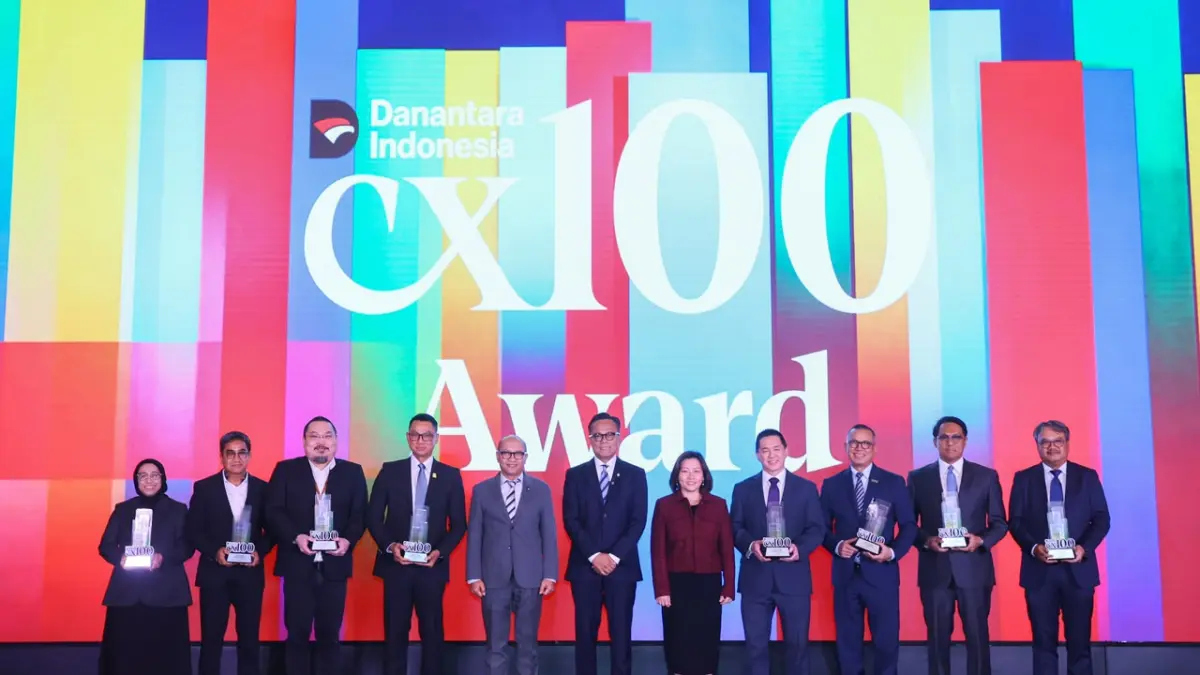 Chief Operating Officer (COO) Badan Pengelola Investasi (BPI) Danantara, Dony Oskaria (tengah) bersama Managing Director Business 2 Danantara Asset Management, Setyanto Hantoro (kelima dari kiri), Managing Director Business 3 Danantara Asset Management, Febriany Eddy (kelima dari kanan), berfoto bersama para penerima penghargaan Danantara Indonesia CX100 Award 2026 termasuk Direktur Utama PLN, Darmawan Prasodjo (keempat dari kiri).