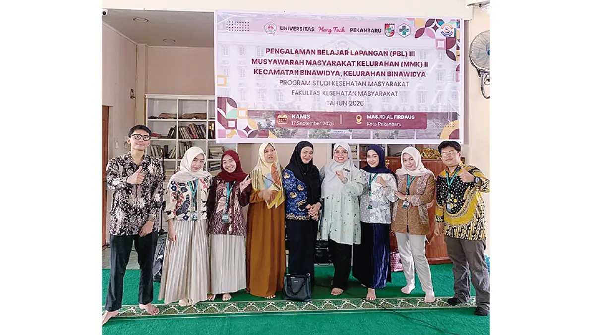 FOTO BERSAMA: Mahasiswa PBL UHTP, Pembimbing Akademik Riri Maharani SKM MKes dan Pembimbing Lapangan Eldawati Amd Keb, Lurah Binawidya Ridho Surya Rizal SSTP MSi, Kepala Puskesmas Simpang Baru drg Hidayani dan Ketua RW 05 Maspar foto bersama usai penutupan PBL, belum lama ini. (UHTP untuk Riau Pos)