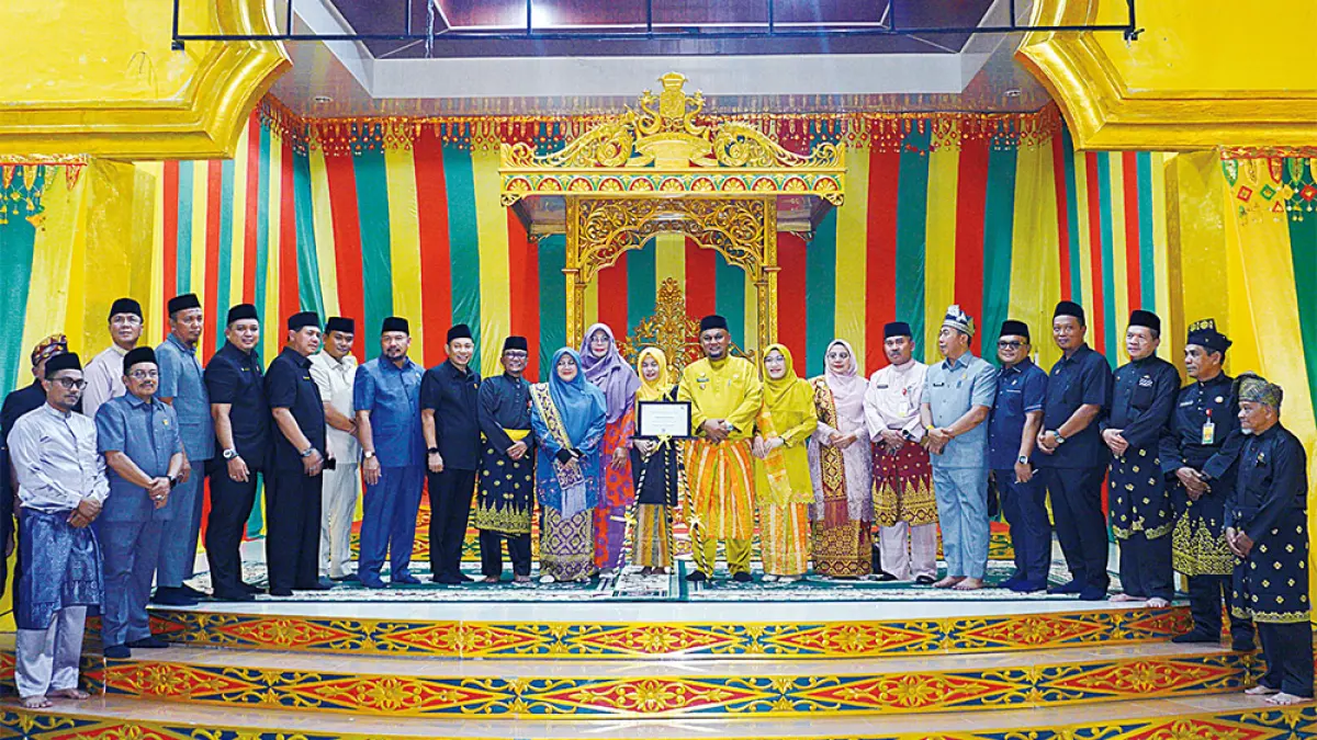 Bupati Siak Afni Z dan Wabup Syamsurizal foto bersama dengan pimpinan dan anggota DPRD Siak usai penyambutan dan syukuran sertifikat IKON 2026 di Balai Sultan Yahya, Gedung Lembaga Adat Melayu Riau Kabupaten Siak, Jumat (25/9/2026). (DISKOMINFO SIAK UNTUK RIAU POS)