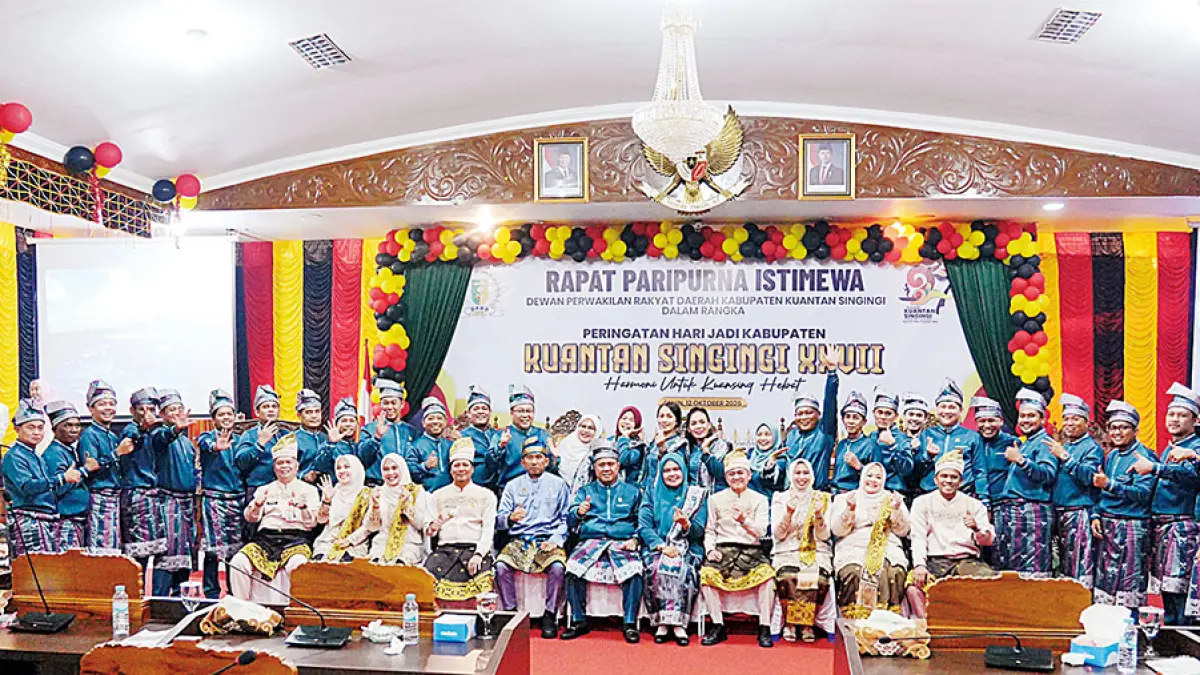 Pj Sekda Kuansing Drs Muradi MSi (kiri) bersama istri, Plt Bupati Kuansing H Muklisin (empat kiri) bersama istri, Plt Gubernur Riau diwakili drg Sri Sadono Mulyanto MHan (lima kiri), Ketua DPRD H Juprizal SE MSi (enam kanan) bersama istri, Wakil Ketua I DPRD Satria Mandala Putra (empat kanan) bersama istri, Wakil Ketua II Romi Alfisyah Putra (kanan) bersama istri dan seluruh anggota DPRD Kuansing.&nbsp;(Desriandi Candra dan Humas DPRD Kuansing)