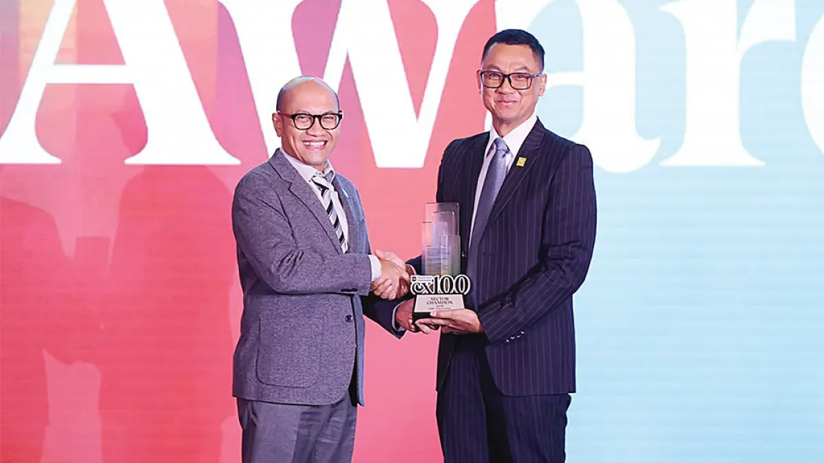 Managing Director Business 2 Danantara Asset Management, Setyanto Hantoro (kiri) memberikan penghargaan kepada PLN yang diwakili Direktur Utama PLN Darmawan Prasodjo (kanan) sebagai Sector Champion pada kategori Energy & Public Utilities pada ajang Danantara Indonesia CX100 Award 2026 yang diselenggarakan di Jakarta, Selasa (13/10/2026). (Pt pln (persero) untuk riau pos)